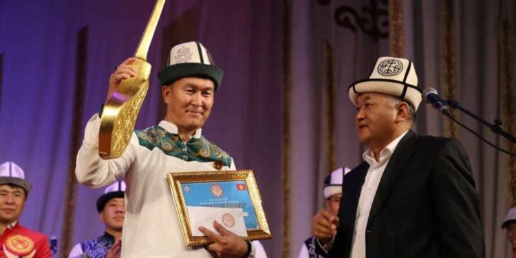 Оштогу айтышта акын Баян Акматов 300 миң сомдук комуз жеңип алды