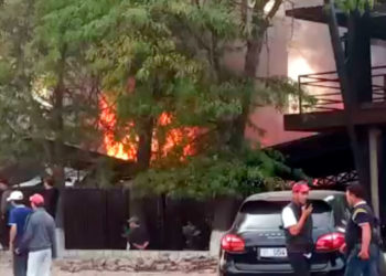 Бишкектеги «Империя пиццы» тамактануучу жайы өрттөнүп жатат (видео)