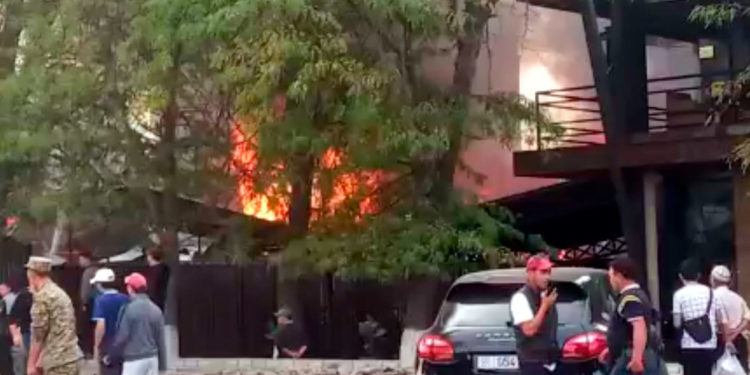 Бишкектеги «Империя пиццы» тамактануучу жайы өрттөнүп жатат (видео)