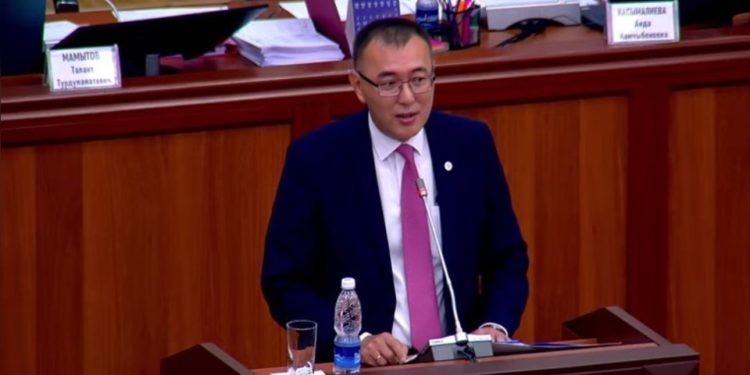 Толкунбек Абдыгулов депутаттардан аны кызматтан бошотуусун суранды