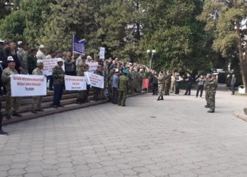 Баткен окуясынын катышуучулары митингге чыгышты