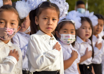 COVID-19. Бишкек мэриясы вирус аныкталгандар менен байланышта болгон балдарды мектепке жибербөөнү суранат