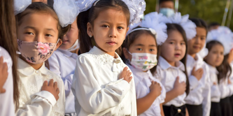 COVID-19. Бишкек мэриясы вирус аныкталгандар менен байланышта болгон балдарды мектепке жибербөөнү суранат