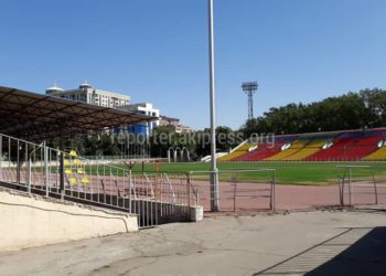 Бишкектеги Дөлөн Өмүрзаков атындагы стадионго чогулган кишилерди автобустар менен алып кетишти