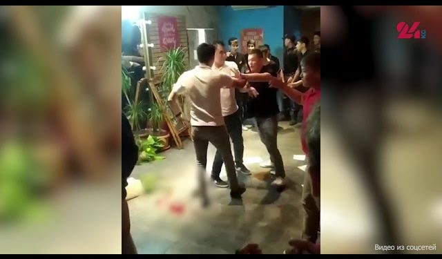 «Официанттын башы жарылган». Бишкектин кафелеринин биринде мушташ чыкты (видео)