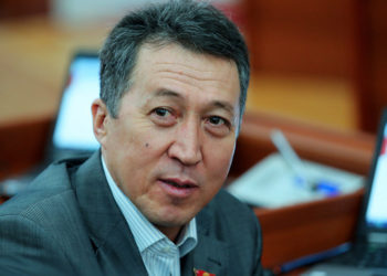 Депутат: «Элге чыксаң эле биз «чимкирикпиз», биз «жеп атабыз». Биздин 36 миң сом айлыктан башка эч нерсебиз жок»