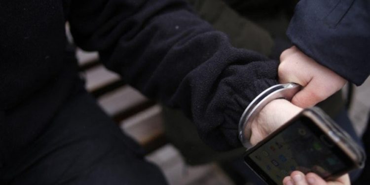 «Айфон 12 жана 800 доллар». Бишкекте пакистандык жаранды тоноого шектелген жигиттер кармалды