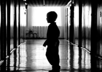 Кара-Кулжада 27 жаштагы келинди энелеш бир тууганы асып койгон делген окуя. Маркумдун артында 3 кызы калды