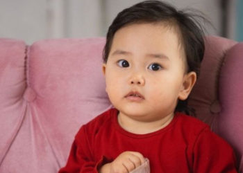 Балбан Акжол Махмудов кичинекей Аруузаттын дарылануусуна 15 миң 600 доллар берди (видео)