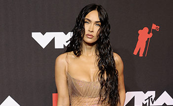 «Жылаңачпы же ушундай көйнөкпү?». MTV VMA 2021 сыйлык тапшыруу аземиндеги өзгөчө көйнөктөр парады (сүрөт)