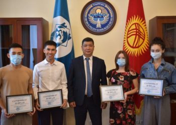 Орусиядагы ЖОЖго өткөн социалдык жатакананын 4 тарбиялануучусу Бишкек мэринен 50 миң сомго сертификат алышты