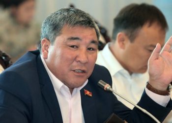 Депутат Рыскелди Момбеков таксистке кол көтөрбөгөнүн айтып чыкты (видео)