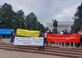 Митингге чыккан «Дордой» базарынын соодагерлери менен экономика министринин орун басары жолукту