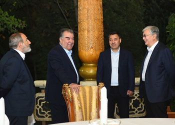 Тажикстанда президенттер расмий эмес банкетке чогулушту (сүрөт)