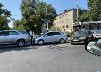 Бишкекте 3 унаа кагышып, көчөдө тыгын пайда болду (сүрөт)