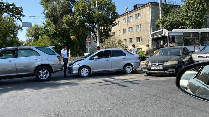 Бишкекте 3 унаа кагышып, көчөдө тыгын пайда болду (сүрөт)