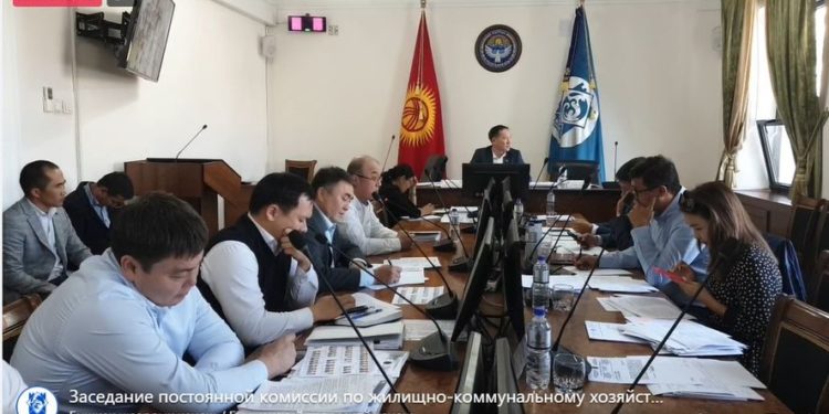 Бишкек шаарынын вице-мэрлик кызматынан алынган Русланбек Акылбеков жыйынга катышууда