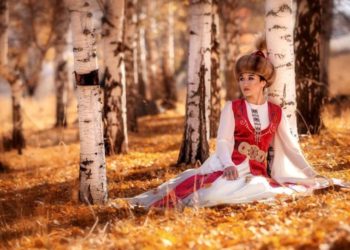 «Келгиле, кыргыз тилинде сүйлөшөлү!». Балбан Айсулуу Тыныбекова кайрылуу кылды