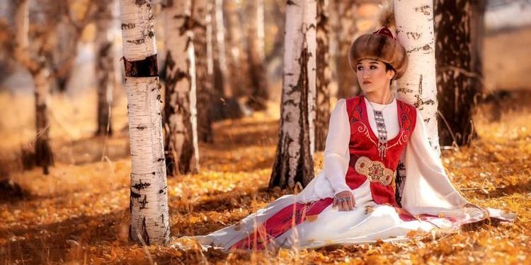 «Келгиле, кыргыз тилинде сүйлөшөлү!». Балбан Айсулуу Тыныбекова кайрылуу кылды