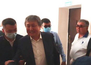 Депутат Асылбек Жээнбеков менен экс-премьер Темир Сариев сотко жеткирилди