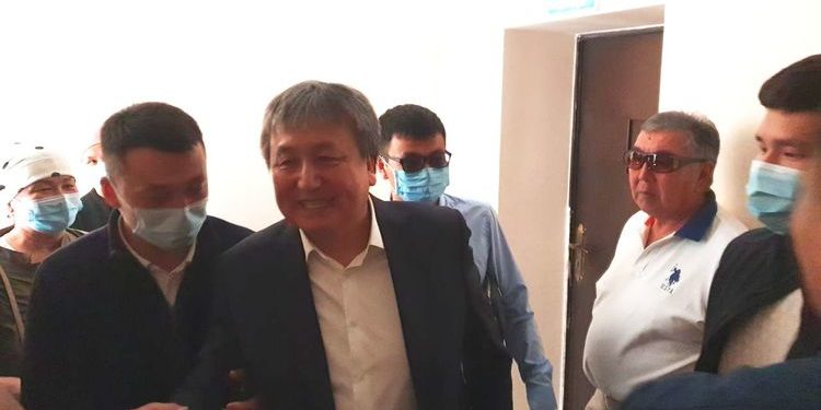 Депутат Асылбек Жээнбеков менен экс-премьер Темир Сариев сотко жеткирилди