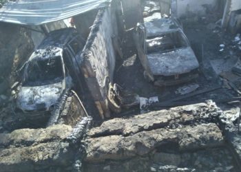 Ысык-Көлдө унаа оңдоочу жайда өрт чыгып, жанындагы үй, 2 жеңил унаа күйүп кетти