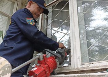 Бишкекте куткаруучулар жуунуучу бөлмөдө жыгылып, тура албай калган карыяга жердам көрсөтүштү