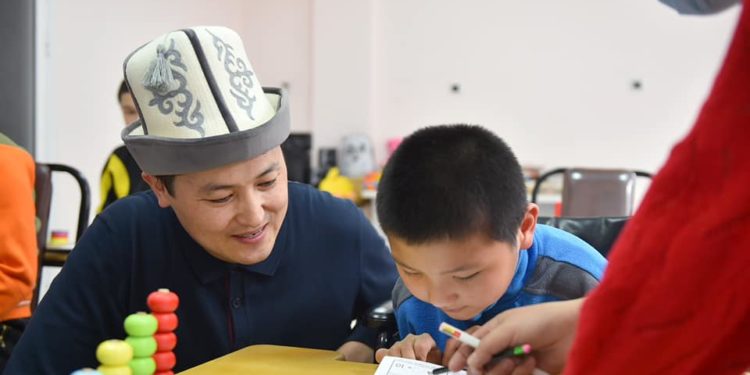 Эртең Улукбек Марипов Чүйдөгү мектептердин биринде ачык сабак өтөт