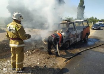 Чүйдө жолдун жээгинде жеңил унаа толугу менен күйүп кетти