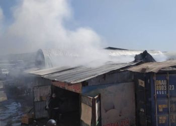 Жалал-Абад шаарындагы базарда өрт чыгып, контейнер толугу менен өрттөнүп кетти