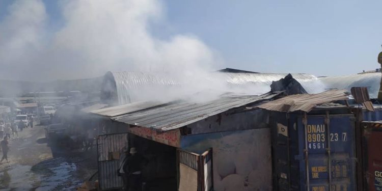 Жалал-Абад шаарындагы базарда өрт чыгып, контейнер толугу менен өрттөнүп кетти