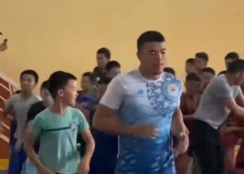 Акжол Махмудов жаш балбандар менен машыгуу өткөрдү (видео)