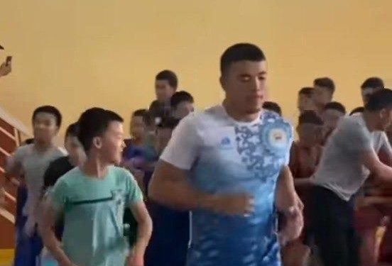 Акжол Махмудов жаш балбандар менен машыгуу өткөрдү (видео)