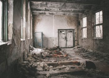 Жалал-Абадда ээн калган имараттан аял кишинин жансыз денеси табылды. Милиция аты-жөнүн тактоого жардам сурайт