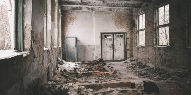 Жалал-Абадда ээн калган имараттан аял кишинин жансыз денеси табылды. Милиция аты-жөнүн тактоого жардам сурайт