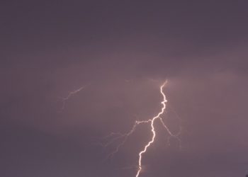 Жалал-Абадга түшкөн чагылгандын кесепетинен сарай өрттөнүп, 6 баш кой өлдү (видео)