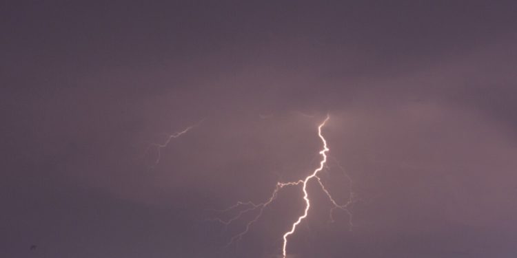 Жалал-Абадга түшкөн чагылгандын кесепетинен сарай өрттөнүп, 6 баш кой өлдү (видео)