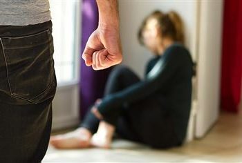 «Сен мага уул төрөп бербейсиң!» Ала-Букада жубайын өз жанын кыюуга жеткиргени үчүн айыпталган жаран сот залынан бошотулду