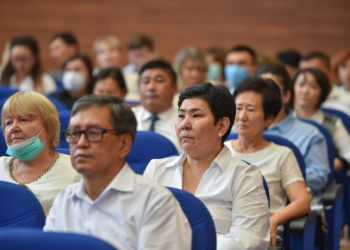 Кыргызстандын мугалимдери Республикалык август конференциясында жолугушту