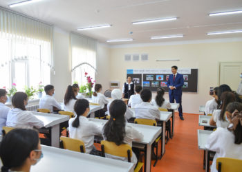 Улукбек Марипов Кашка-Суу айылынын мектеп окуучуларына сабак өттү