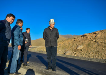 Улукбек Марипов Төө-Ашуудагы жолду реконструкциялоонун жүрүшү менен таанышты