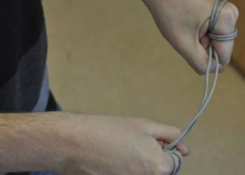 «Бири муунтуп, экинчиси бөйрөк тушка ургулап». Ысык-Көлдө унаа тартып алууга аракет кылган делип 2 жигит кармалды