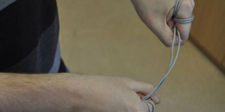 «Бири муунтуп, экинчиси бөйрөк тушка ургулап». Ысык-Көлдө унаа тартып алууга аракет кылган делип 2 жигит кармалды