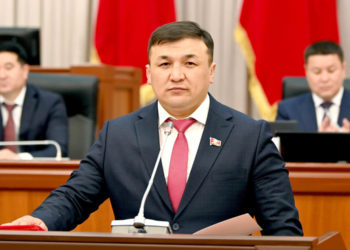 Депутат: «Тоңдо селдин кесепетинен үйүнөн ажыраган үй-бүлөлөр ӨКМдин контейнеринде жашап жатышат»