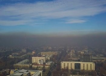 Депутат: «Жылытуу мезгили баштала электе Бишкекти ыш каптап калды»