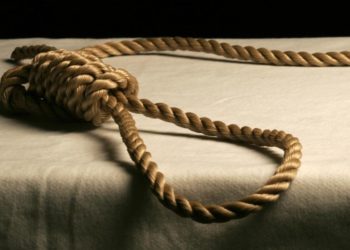 Кара-Кулжада 16 жаштагы өспүрүм энелеш бир тууганын өлтүрүп, сарайга асып койгон делип жатат