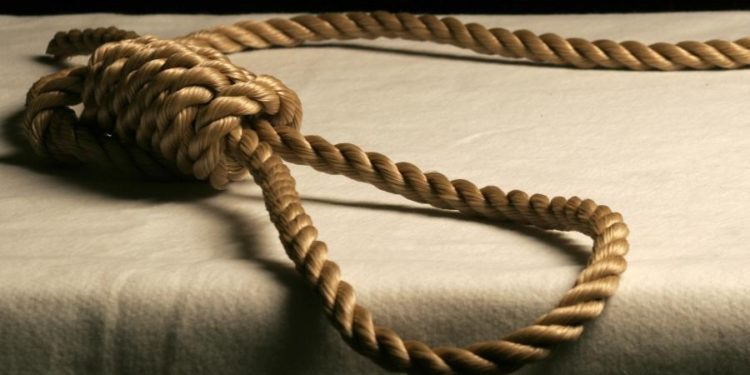 Кара-Кулжада 16 жаштагы өспүрүм энелеш бир тууганын өлтүрүп, сарайга асып койгон делип жатат