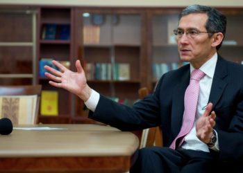 «Кумтөр» иши боюнча кармалган экс-премьер Жоомарт Оторбаев сотко жеткирилди