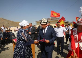 Кыргыз-тажик чек ара жаңжалында каза болгон 36 жарандын жакындарына үй тапшырылды