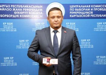 Жогорку Кеңештин жыйынында жаңы депутат ант берди